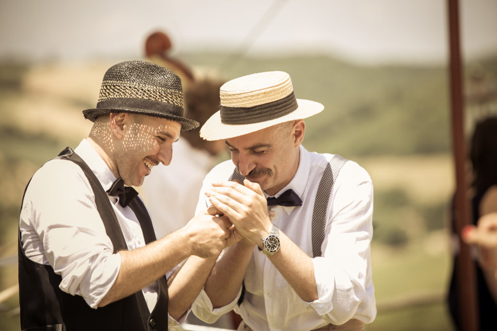 quando gli amici si prestano a un matrimonio unico 