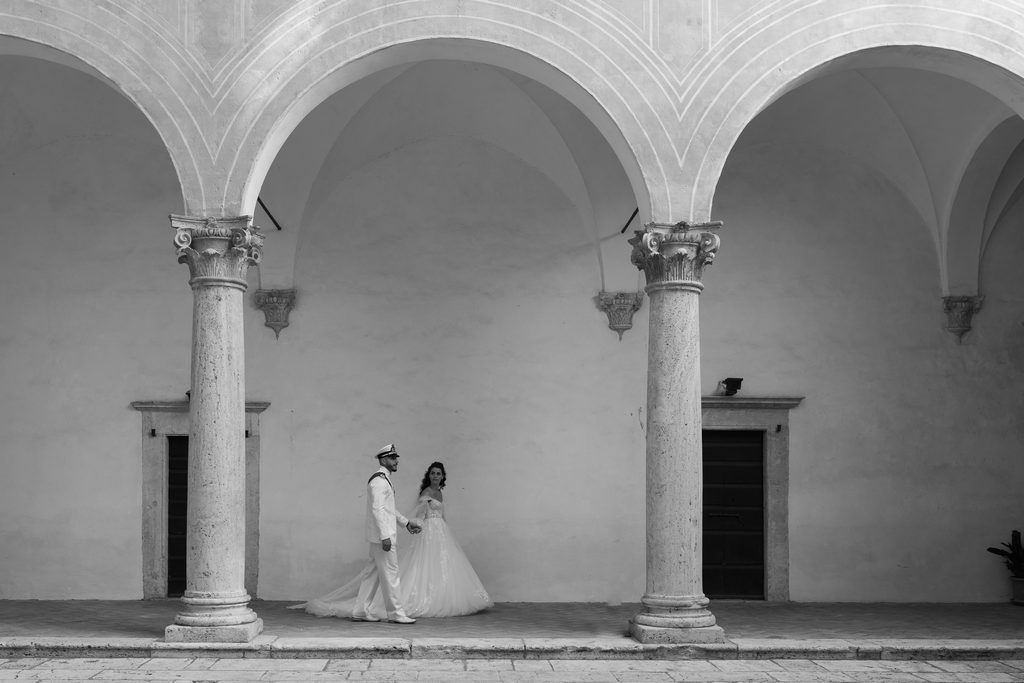 colonnato in pienza con coppia di sposi, fotografo matrimonio pienza