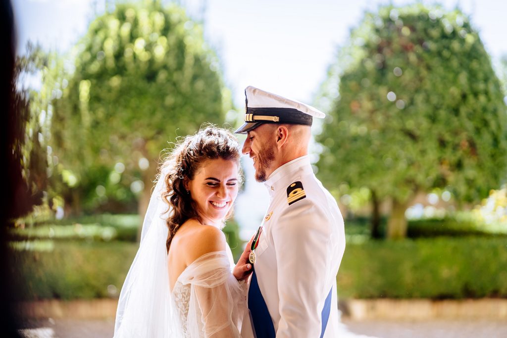 sorriso della sposa, sposo marina in divisa