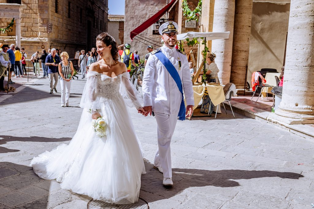 sposi che passeggiano per pienza fotografati dal fotografo di matrimonio marco miglianti 