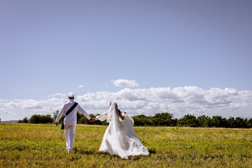 fotografo premiato marco miglianti sposi nel prato